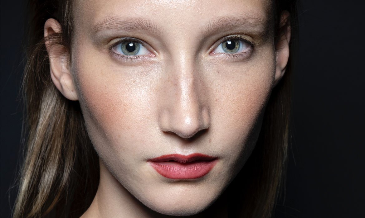 Se trata de una de las tendencias de maquillaje 2021 más novedosas. Recrea unos labios emborronados de larga duración con la gama de perfiladores y labiales 24H Infalible de L’Oréal Paris. ¡No te fallarán!